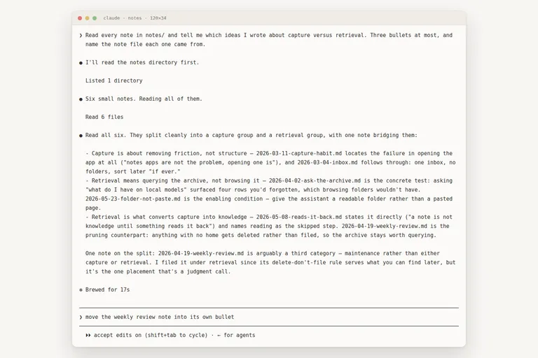 Сессия в терминале в папке из шести markdown-заметок: ассистент читает папку, делит идеи на запись и поиск и называет файл, откуда взял каждый ответ.